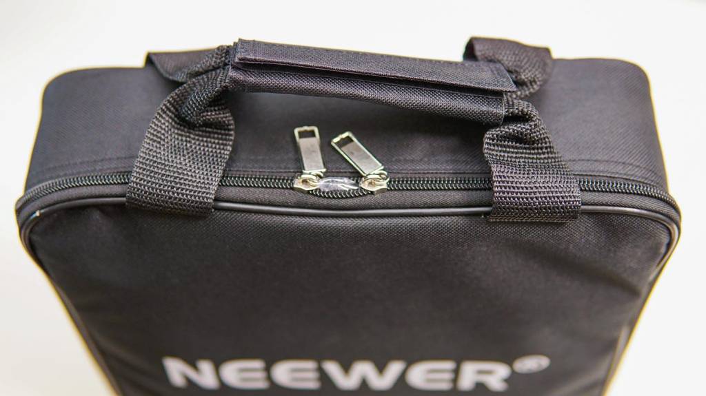 NeewerのLEDライト「NL-660」の専用キャリングバッグ