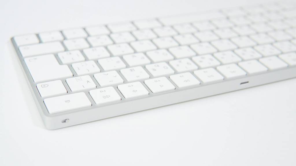 Magic Keyboard [MLA22J/A] レビュー | MacBook のクラムシェルモード 