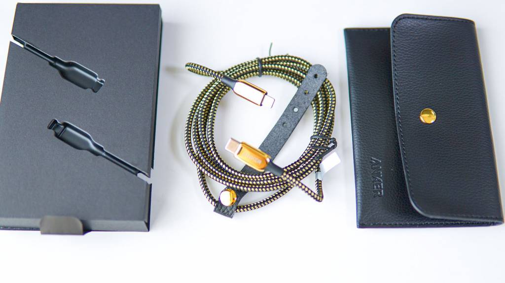 金のAnker PowerLine+ III USB-C & Lightningケーブルとポーチ