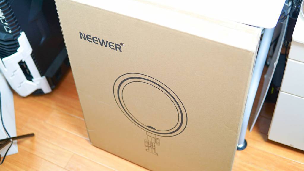 Neewer LEDリングライトRL-18”LEDの梱包状態
