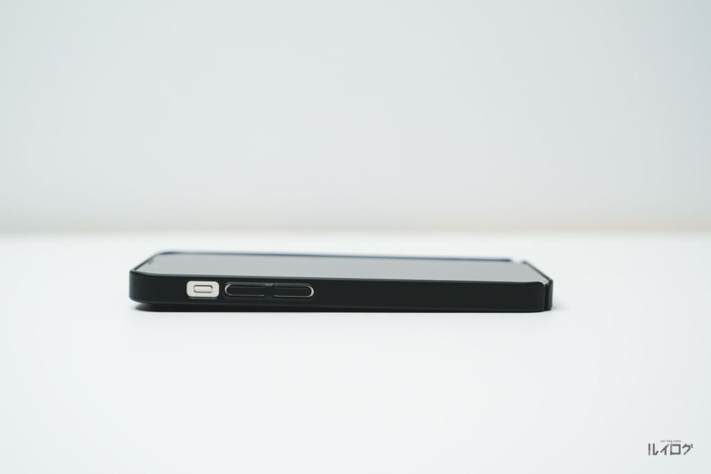iPhone13mini用TORRAS極薄ケースを装着