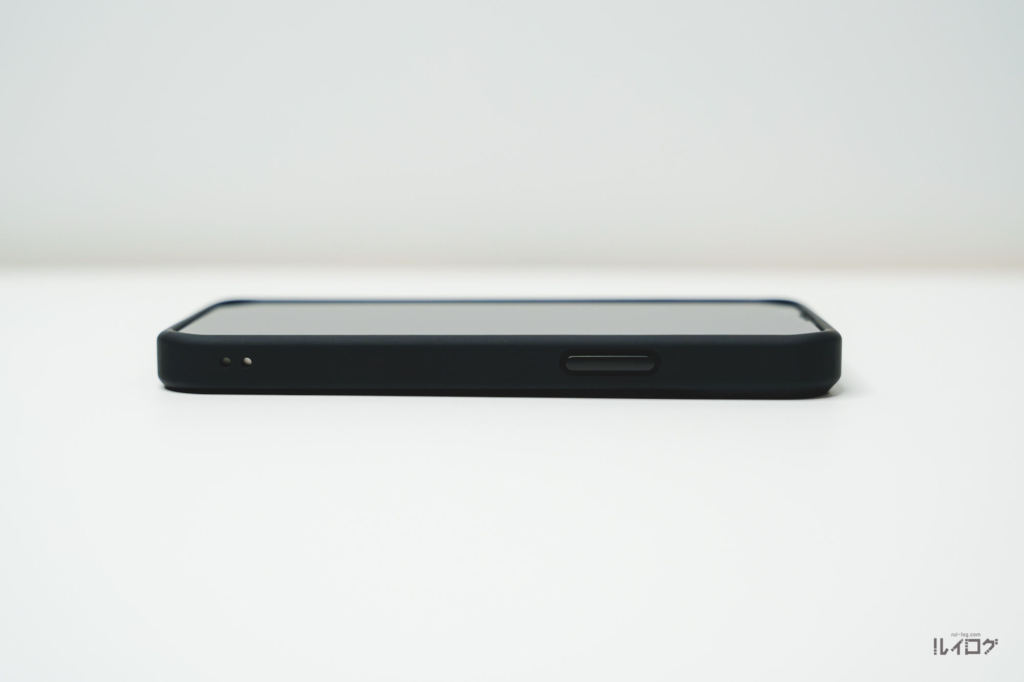 iPhone13miniに耐衝撃性抜群薄型ケースを装着電源ボタン側側面にはストラップホール有り