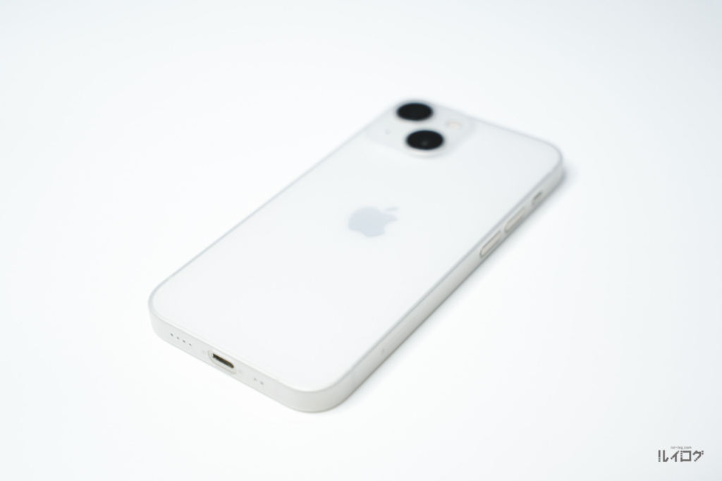 memumiのiPhone13mini用0.3mm極薄ケースを装着