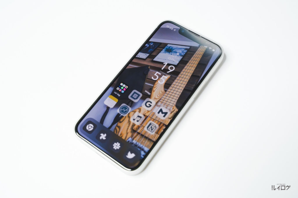 memumiのiPhone13mini用0.3mm極薄ケースを装着、正面から