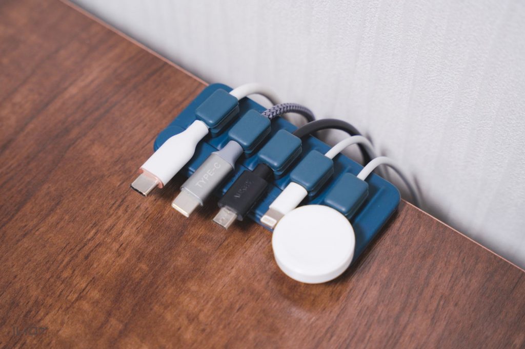 Anker Magnetic Cable Holderでケーブルをまとめた状態