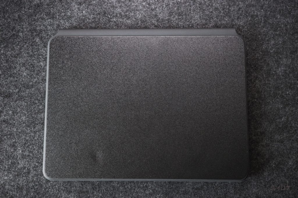 iPad用MagicKeyboard11の背面、スキンシールをつけた状態