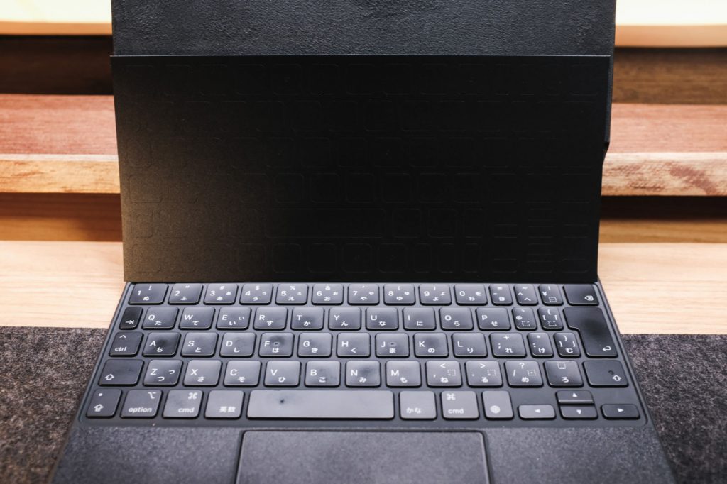 ブラックアウトステッカーPro BOS08-JISとiPad Pro の Magic Keyboard