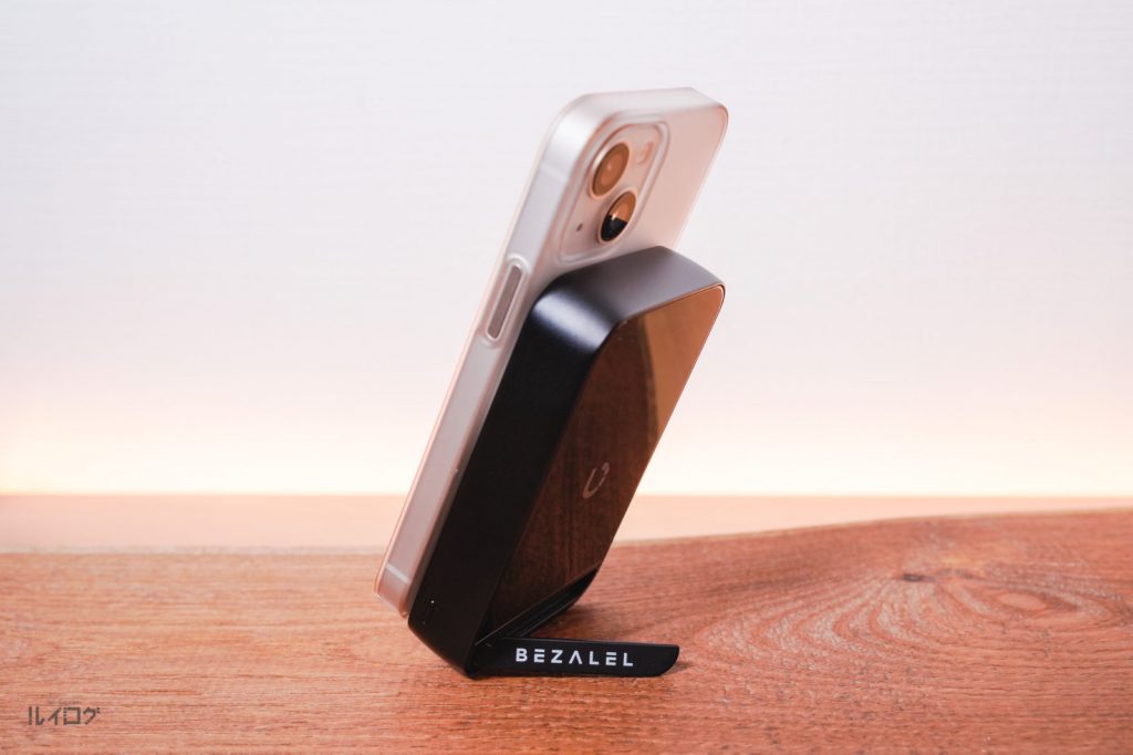 Prelude XR MagSafeワイヤレスモバイルバッテリーでiPhone13miniを充電中に立てる