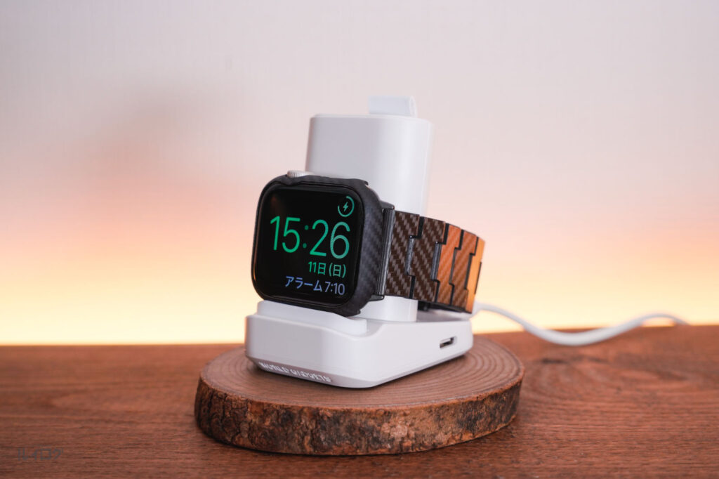 「Juicy Apple」Apple Watch 用4in1モバイルバッテリーでAppleWatch8を充電している様子