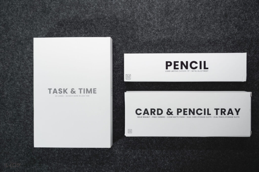 Minimal Desk Setups の卓上タスクカードとペン、トレイ