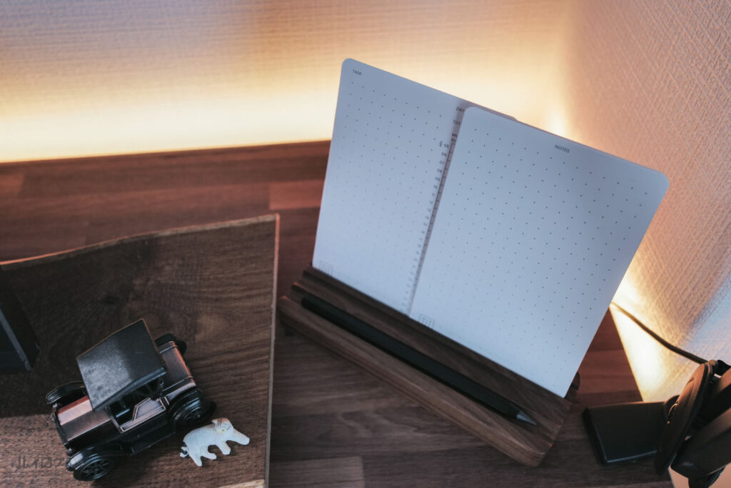 Minimal Desk Setups 卓上タスクカード、ペン、トレイ