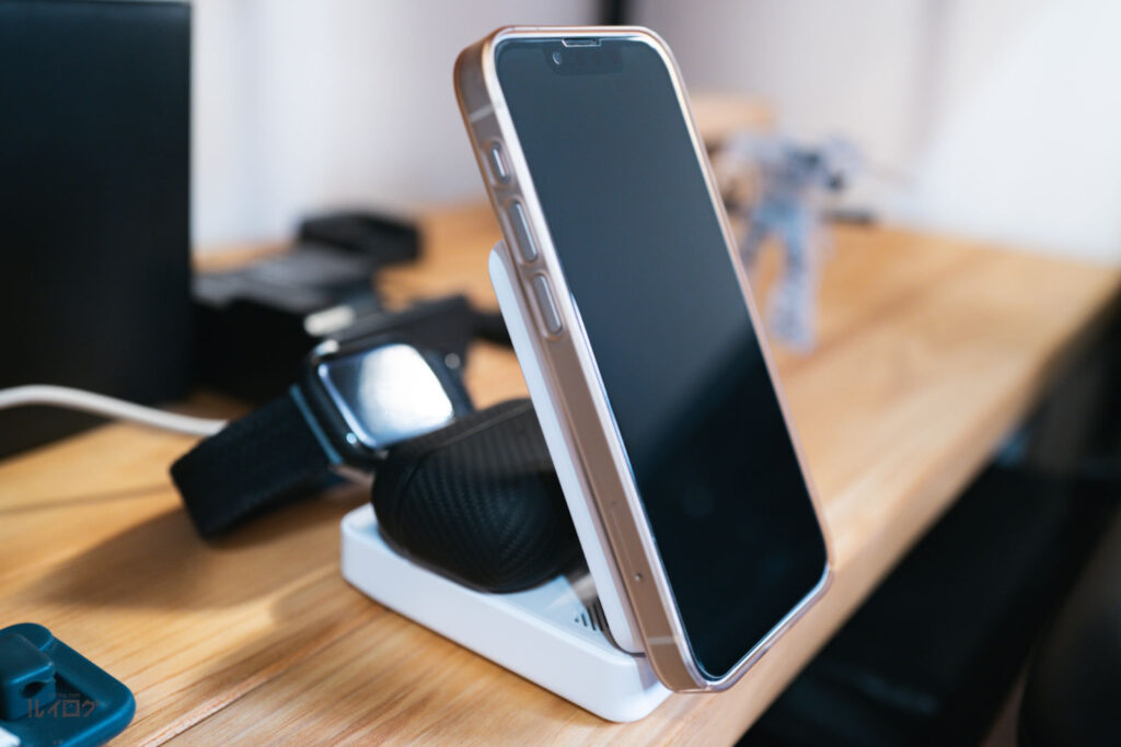 Anker MagGo Wireless Charging Station (Foldable 3-in-1)で充電中