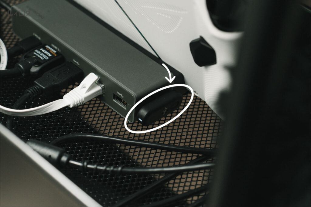SteelSeries Arctis GameBuds のドングルを接続しているところ