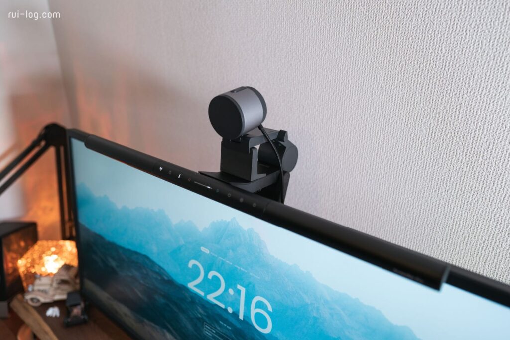 BenQ ScreenBar Pro モニターライトの上にWEBカメラを乗せた状態
