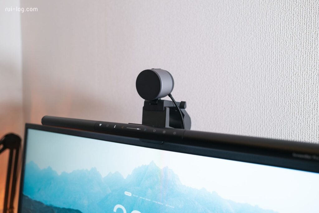 BenQ ScreenBar Pro モニターライトの上にWEBカメラを乗せた状態