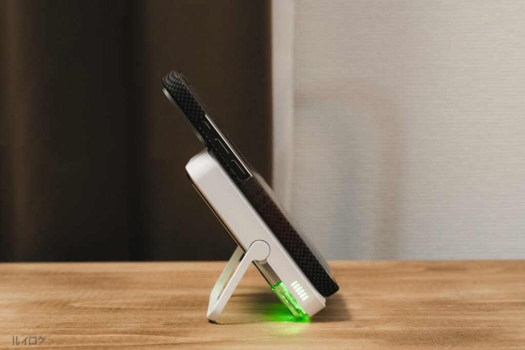 SHARGE ICEMAG 2 ワイヤレス充電器はスタンドで立てられる