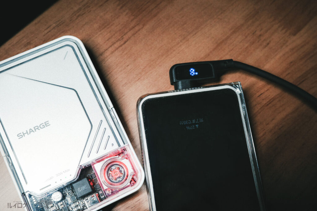 SHARGE ICEMAG 2 ワイヤレス充電器の低電流モードで有線充電中