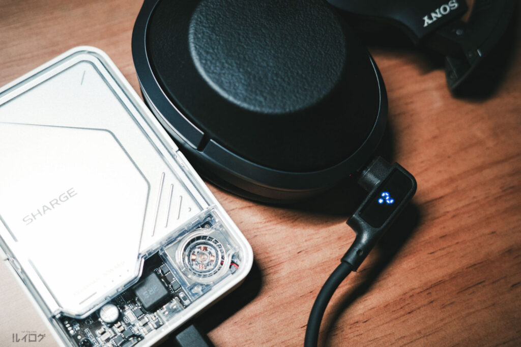 SHARGE ICEMAG 2 ワイヤレス充電器の低電流モードで有線充電中