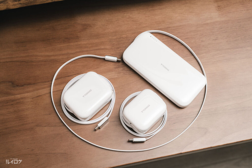 TORRAS 自動巻取り式充電器(40W/67W)&10000mAh(30W)モバイルバッテリーのケーブルを出した状態