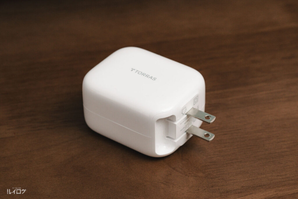 TORRAS 自動巻取り式充電器40Wのプラグを出した状態
