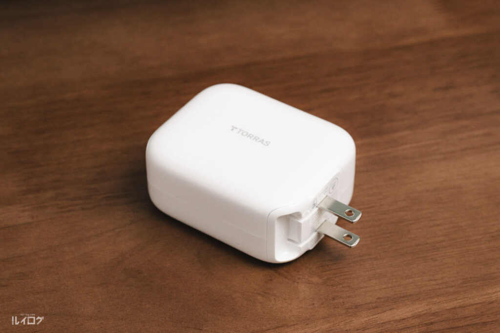 TORRAS 自動巻取り式充電器67Wのプラグを出した状態