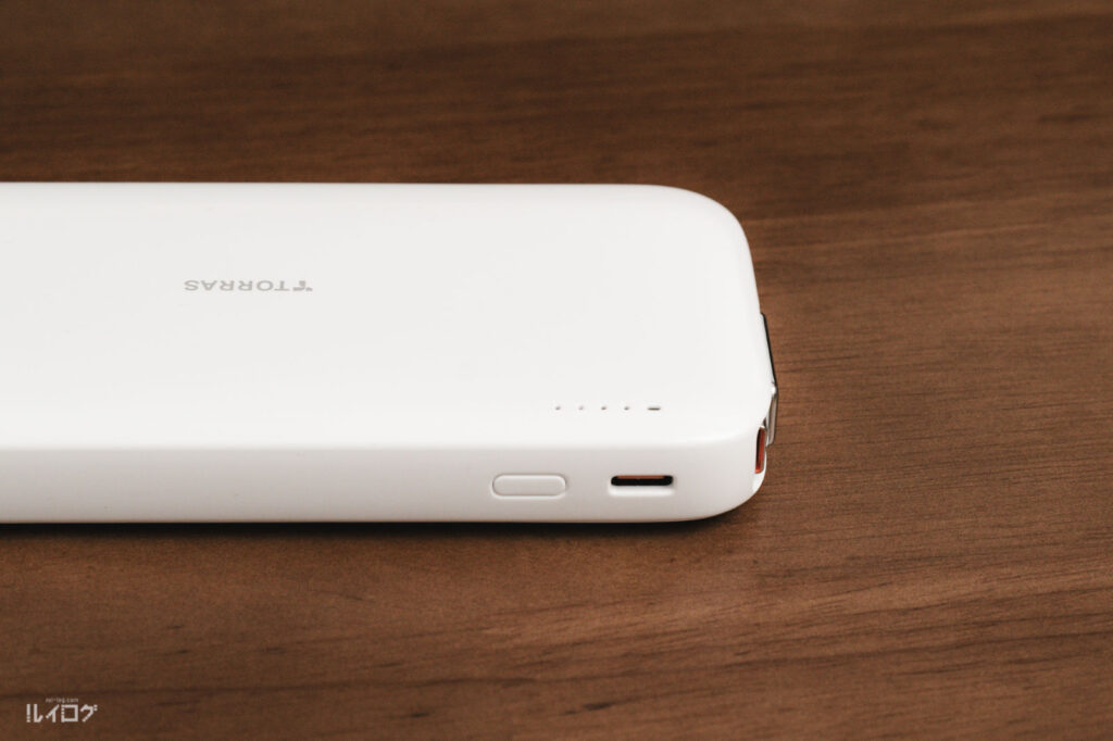 TORRAS 自動巻取り式10000mAhモバイルバッテリーのUSB-Cポートと電源