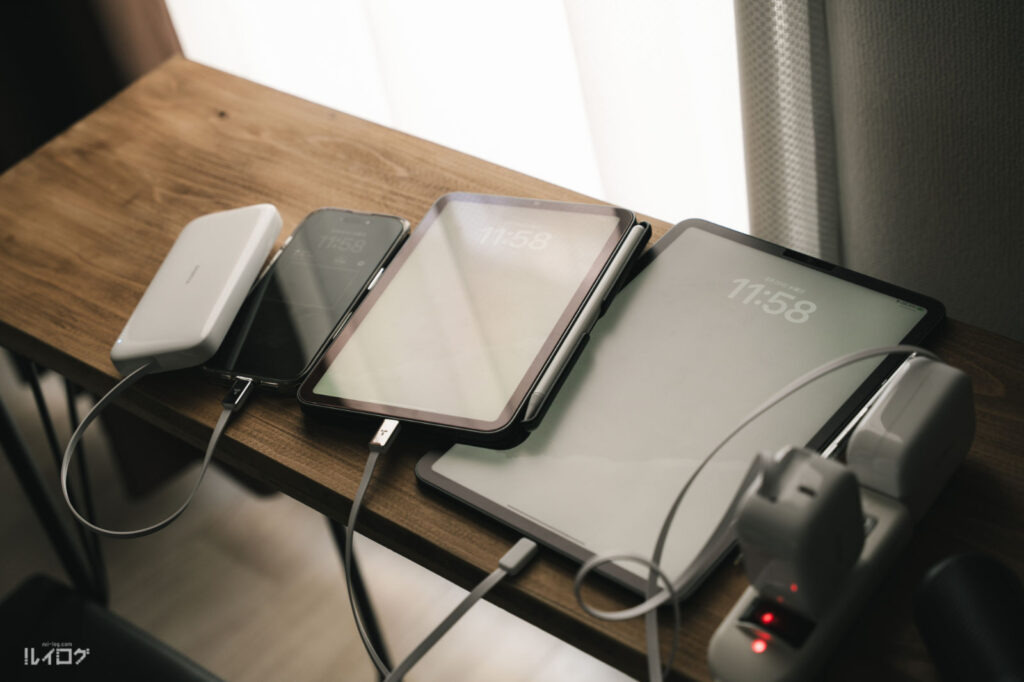 TORRAS 自動巻取り式充電器(40W/67W)&10000mAh(30W)モバイルバッテリーで充電しているところ