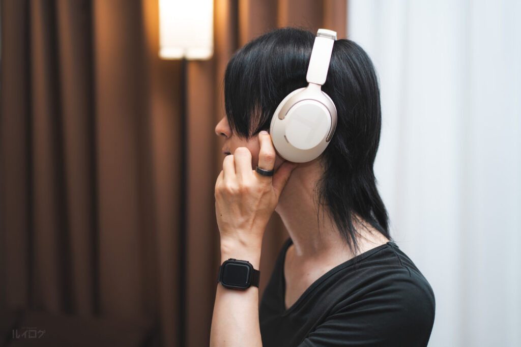 HAYLOU S40ヘッドホンのホワイトを装着したルイログの人