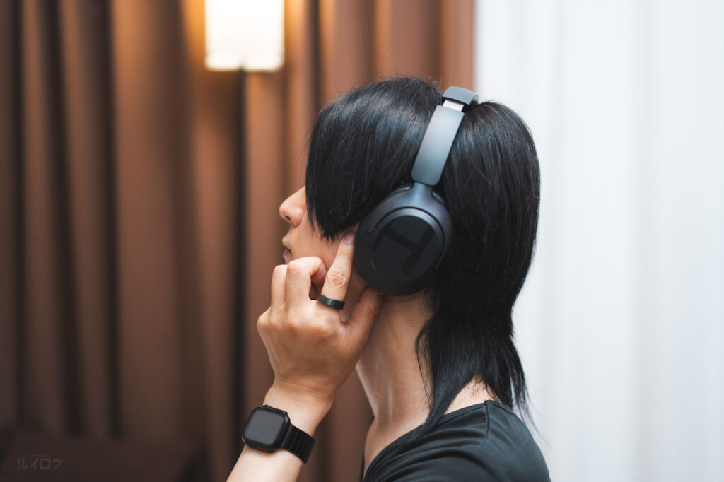 HAYLOU S40ヘッドホンのブラックを装着したルイログの人
