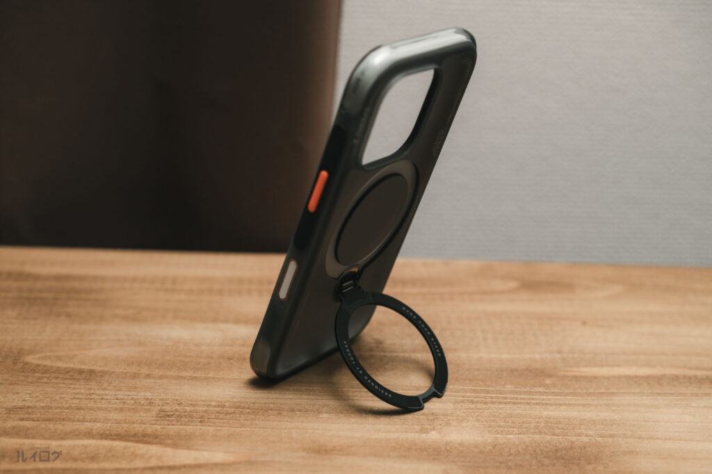 TORRAS Ostand Q3 Air ケース（iPhone16 Pro用）の360度回転スタンドで縦に立てた状態