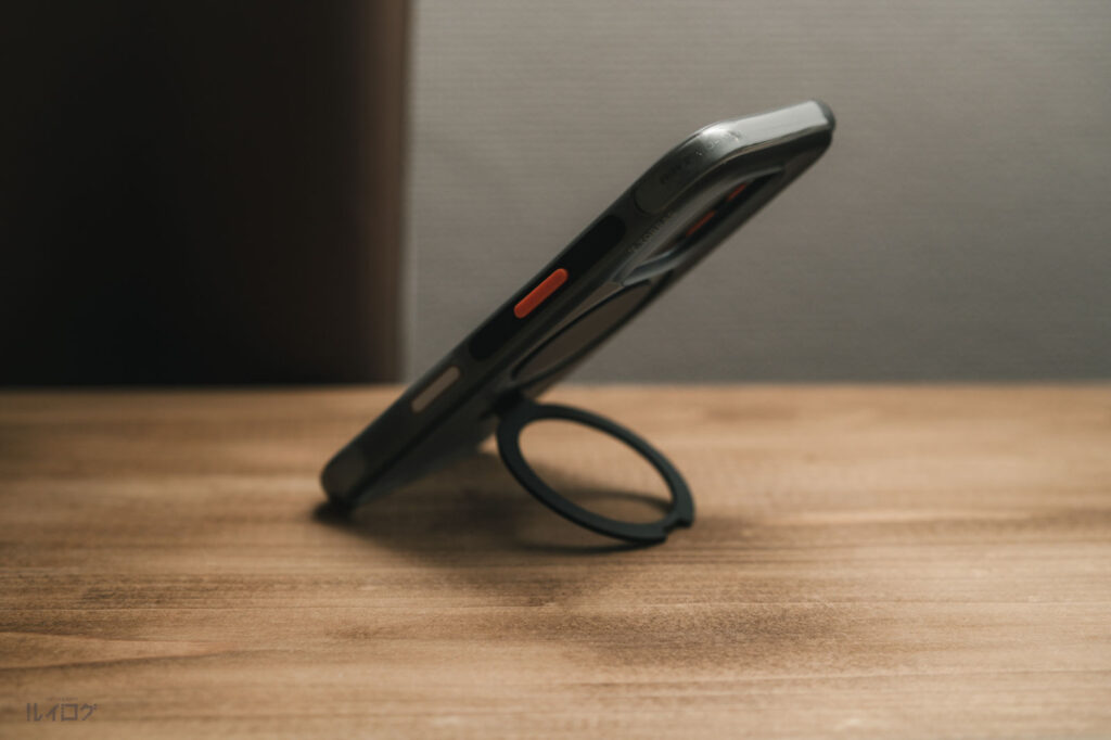 TORRAS Ostand Q3 Air ケース（iPhone16 Pro用）の360度回転スタンドで縦に立てた状態