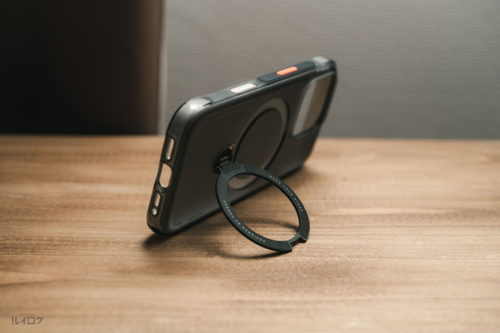 TORRAS Ostand Q3 Air ケース（iPhone16 Pro用）の360度回転スタンドで横に立てた状態