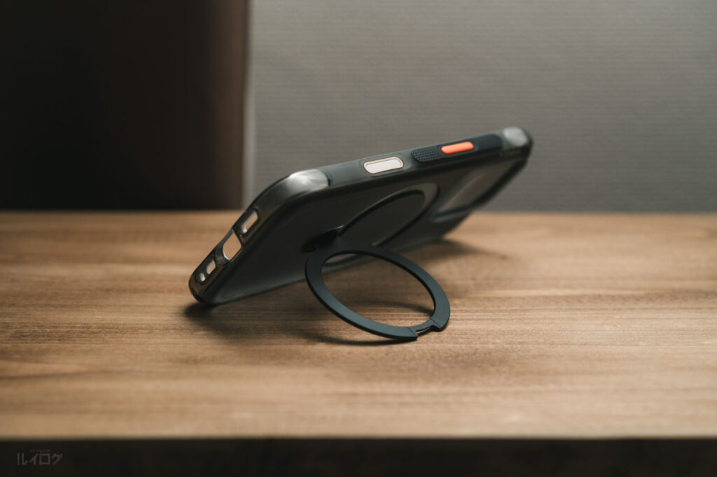 TORRAS Ostand Q3 Air ケース（iPhone16 Pro用）の360度回転スタンドで横に立てた状態