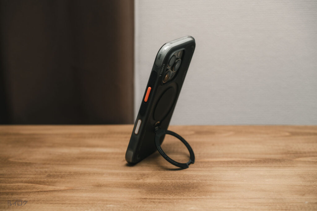 TORRAS Ostand Q3 Air ケース（iPhone16 Pro用）の360度回転スタンドで縦に立てた状態