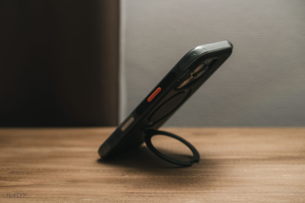 TORRAS Ostand Q3 Air ケース（iPhone16 Pro用）の360度回転スタンドで縦に立てた状態