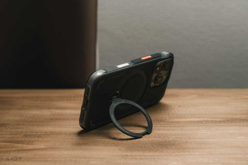TORRAS Ostand Q3 Air ケース（iPhone16 Pro用）の360度回転スタンドで横に立てた状態