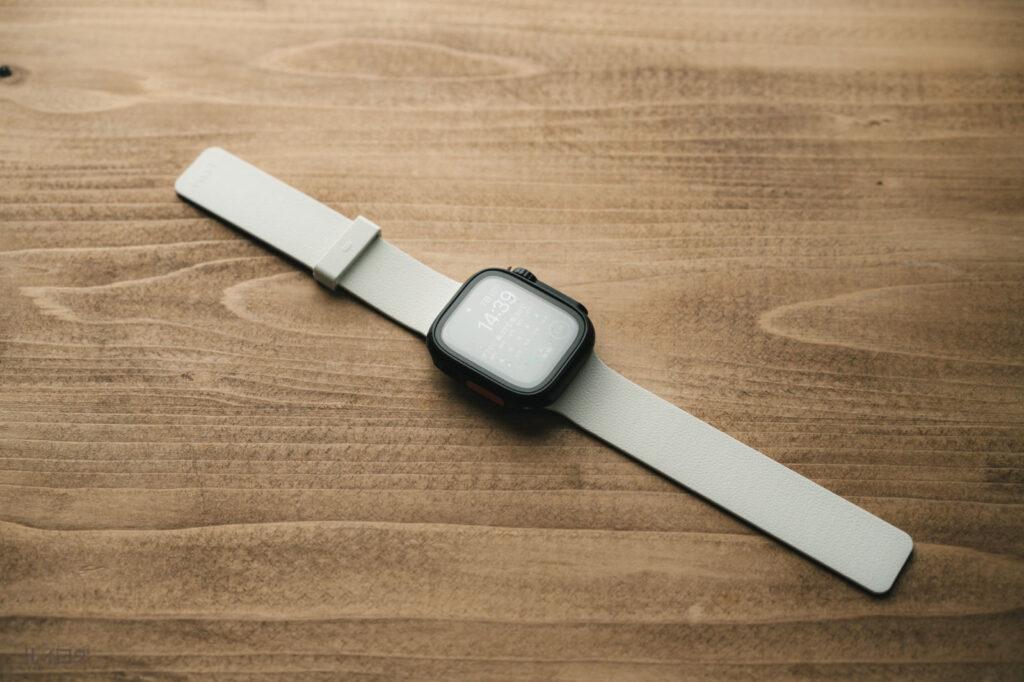 MOFT Snap Duo Apple Watch用マグネット式シリコンバンドのディープブルー × ミスティグレーをApple Watchへ装着