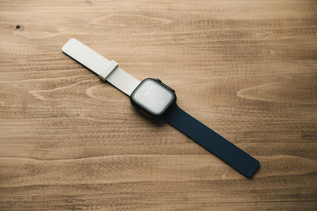 MOFT Snap Duo Apple Watch用マグネット式シリコンバンドのディープブルー × ミスティグレーをApple Watchへ装着
