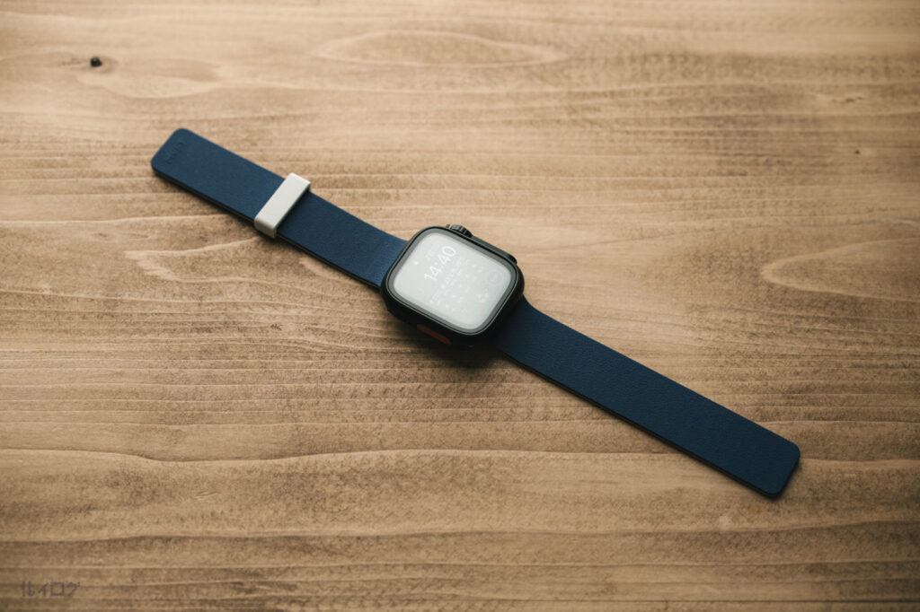 MOFT Snap Duo Apple Watch用マグネット式シリコンバンドのディープブルー × ミスティグレーをApple Watchへ装着