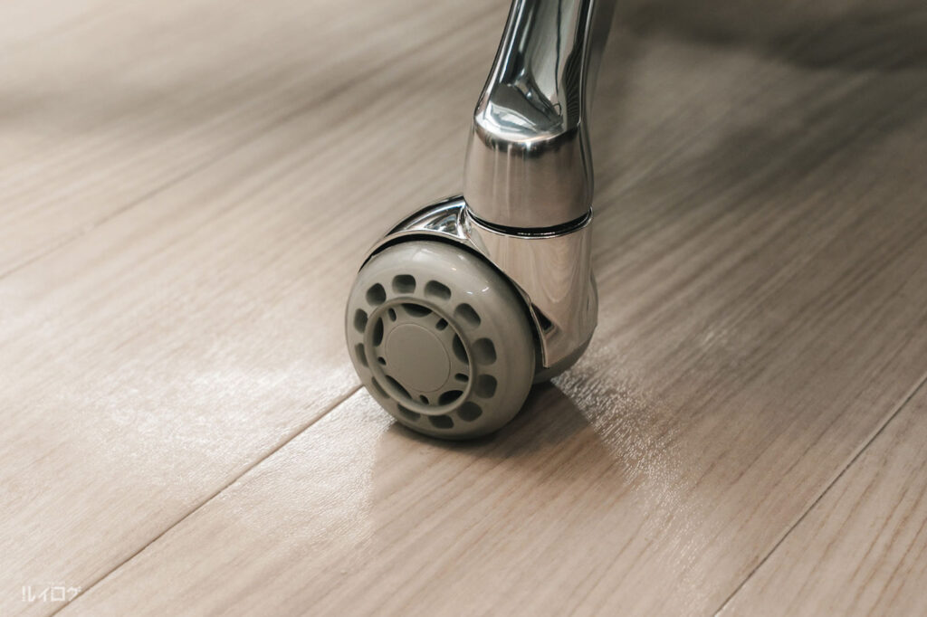 COFO Chair Premium 2 のキャスターはインラインスケート用ホイール