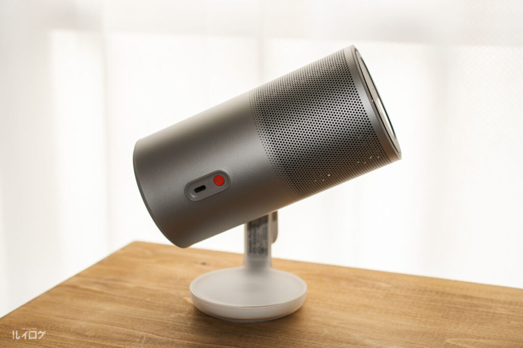 XGIMI Aladdin Poca Laser 本体の外観、オレンジの丸いボタンが電源ボタン。その横のUSB-Cポートが充電ポート。