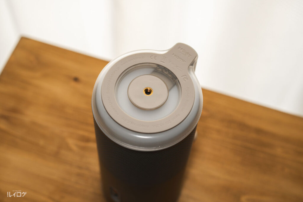 XGIMI Aladdin Poca Laser 本体の外観、スタンド底面には1/4インチねじ穴もあり三脚に載せたりもできる