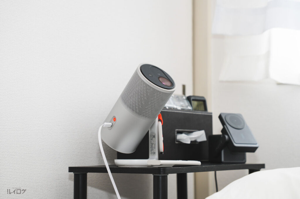 XGIMI Aladdin Poca Laser を天井へ向けて投写している