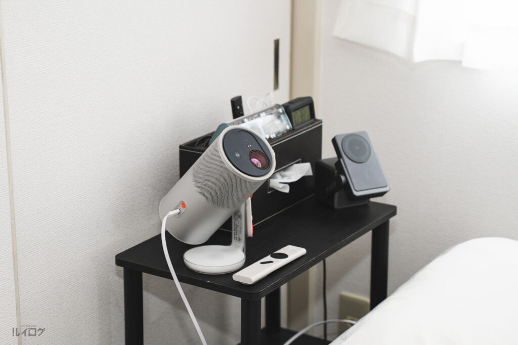 XGIMI Aladdin Poca Laser を天井へ向けて投写している