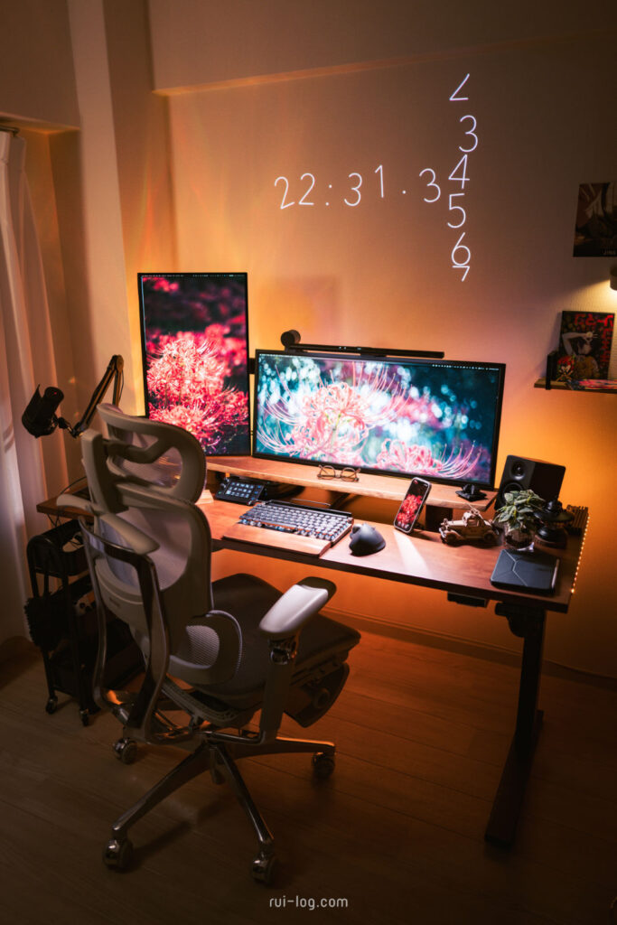 壁時計を投写しているルイログ desksetup