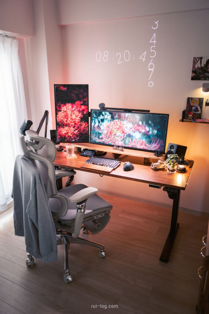 壁時計を投写しているルイログ desksetup（朝）