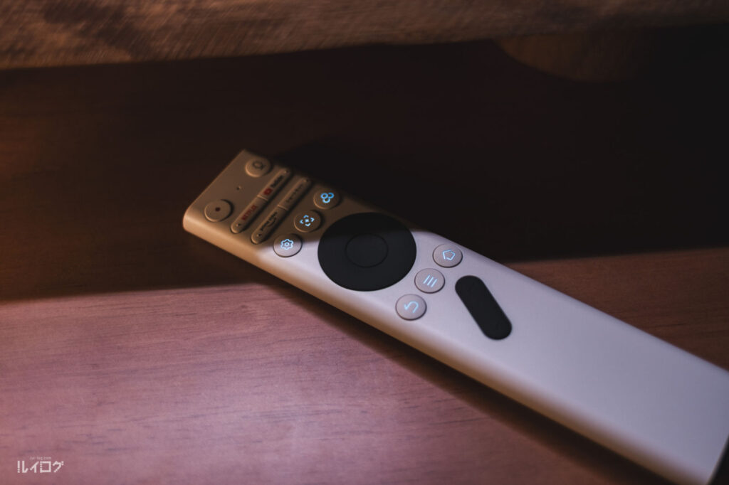 XGIMI Aladdin Poca Laser のリモコン、手荷物とボタンのバックライトが点灯する