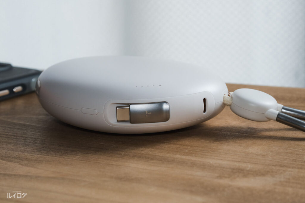 TORRAS FlexLine Pebbleモバイルバッテリーは巻取り式ケーブルが内蔵されている