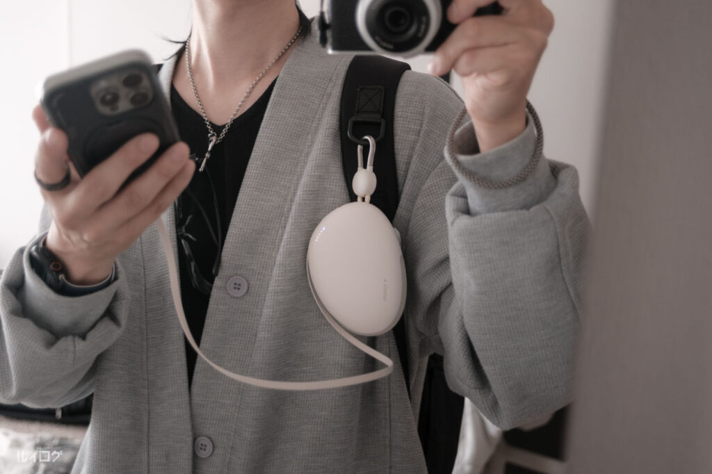 TORRAS FlexLine Pebbleモバイルバッテリーをリュックに引っ掛けてスマホを充電している様子