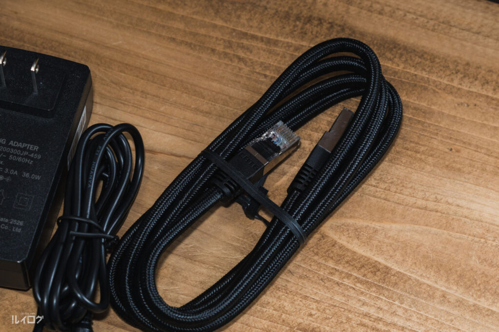ゲーマー向けWi-Fi7対応ゲーミングルーター「ROG Strix GS-BE7200X」付属のLANケーブル
